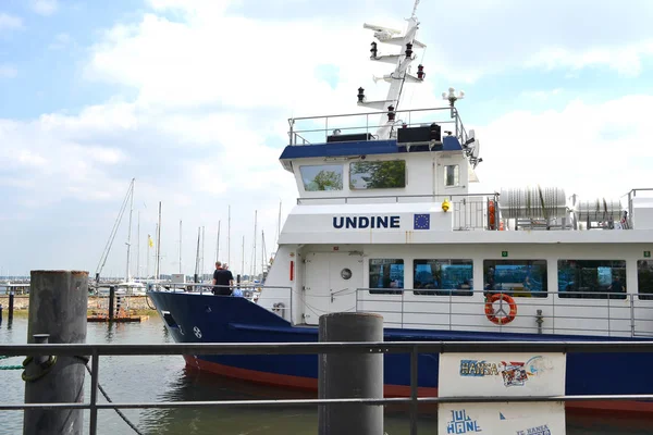 Navire Undine dans le port de Warnem Xonde . — Photo