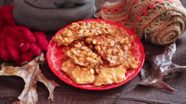 Eine Süße Erdnussbonbons Auf Einem Teller — Stockvideo