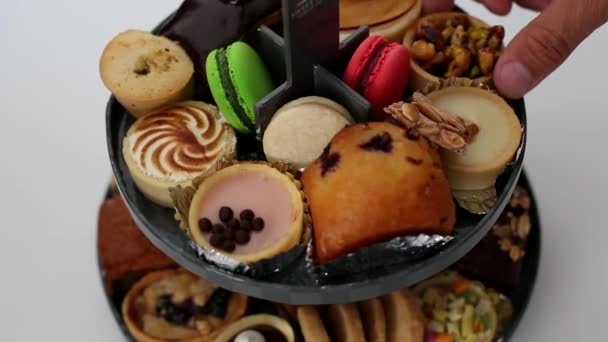 Menschen Greifen Nach Verschiedenen Dessertsorten — Stockvideo