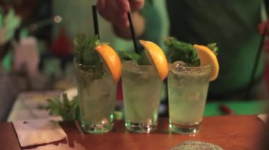 Limon, limon, soda, rom ve naneli taze meyve kokteyli..