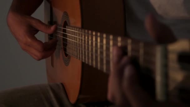 弹奏吉他手的年轻人中枪 — 图库视频影像