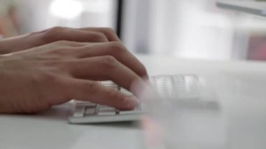 Yetişkin Erkek Klavyede Hızlı Yazıyor.