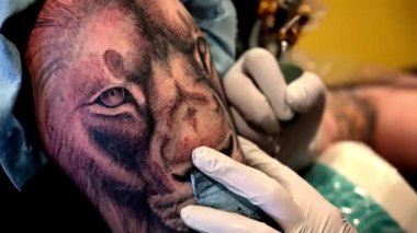 Salonda Dövme Yapan Profesyonel Sanatçı. Erkek El Yapımının Yakın Görüntüsü