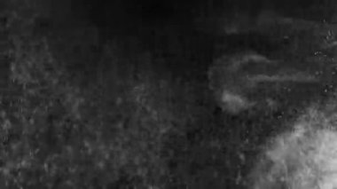 Siyah arka planda patlayıcı toz ve duman
