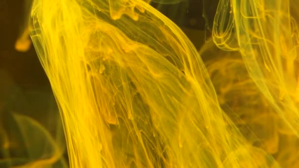 Yellow Liquid Paint Slow Motion Fundo Close Com Formas Abstratas — Vídeo de Stock