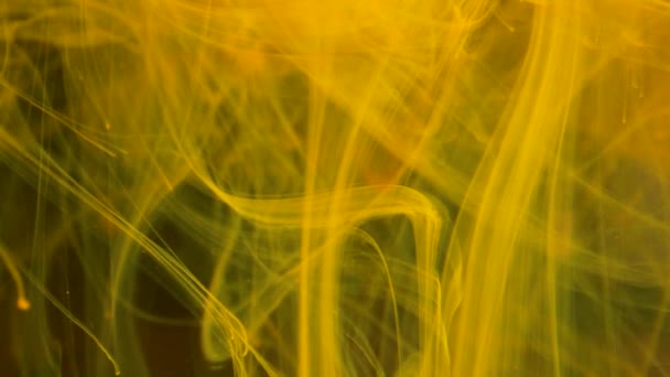 黄色の液体 絵画材料の遅い動きは 抽象的な形と有機的な形状を持つクローズアップの背景です — ストック動画