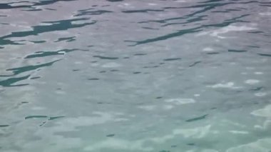 Yavaş Çekimde Göl Suyunun Yüzeyi. 