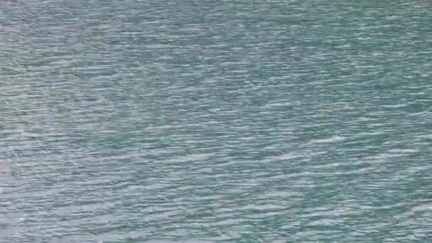 Surface de l'eau du lac au ralenti . 