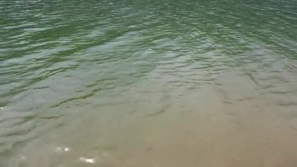 Surface de l'eau du lac au ralenti . 