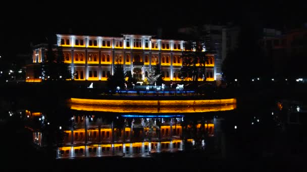 夜の池の上のホテルの反射 七面鳥 — ストック動画