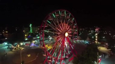 Akşamları lunaparkta dönme dolap.