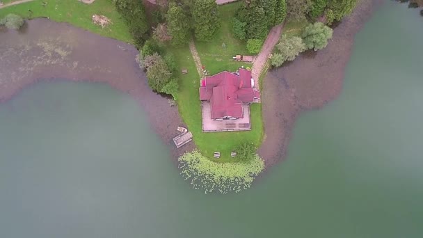 Αεροφωτογραφία Θέα Της Λίμνης Σπίτι Στο Φυσικό Πάρκο Golcuk Τουρκία — Αρχείο Βίντεο