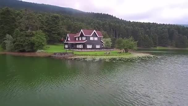Casa Lago Entre Bosque Turquía — Vídeos de Stock
