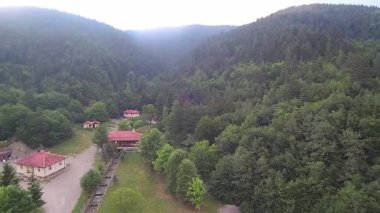 Orman Dağı arasındaki küçük köyün üzerinde drone ayak izleri var.