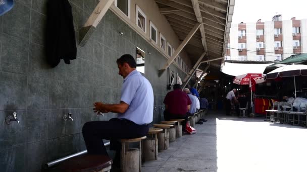 Hombre Musulmán Tomando Ablución Una Mezquita Antes Oración — Vídeo de stock