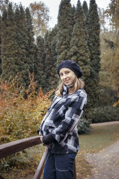 Jeune femme enceinte dans le parc d'automne — Photo