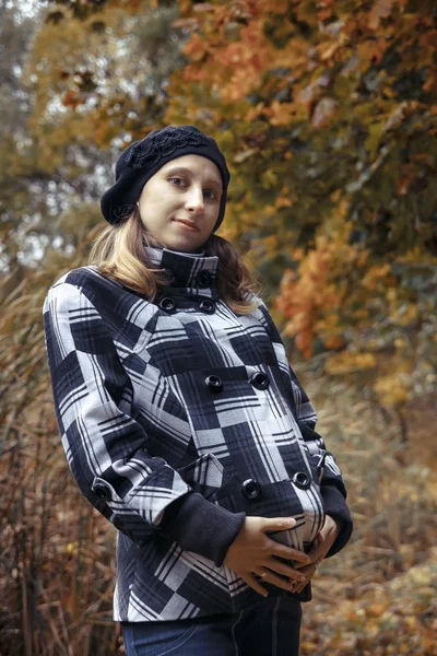 Jeune femme enceinte dans le parc d'automne — Photo