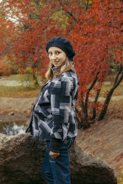 Giovane donna incinta nel parco di autunno — Foto Stock