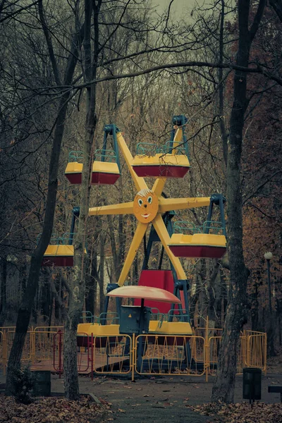 Lonely abandoned carousel attraction in the autumn park — Stock Photo, Image