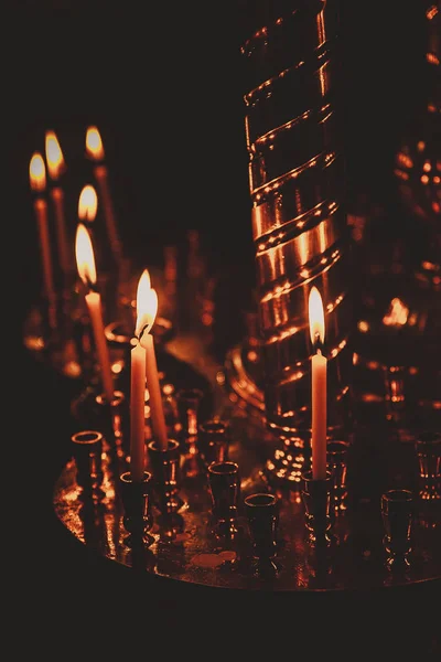 暗い背景に教会のろうそくの炎 — ストック写真