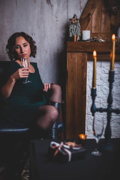 Jeune Belle Femme Dans Une Robe Verte Avec Verre Vin — Photo