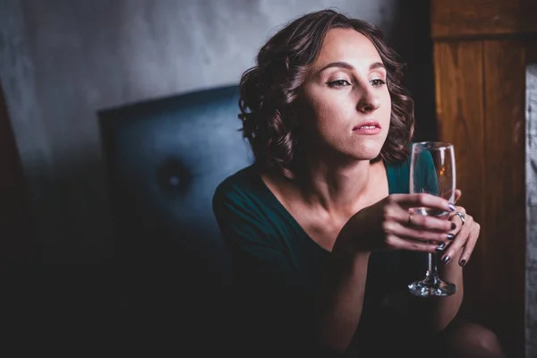 Jeune Belle Femme Dans Une Robe Verte Avec Verre Vin — Photo