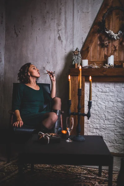 Jeune Belle Femme Dans Une Robe Verte Avec Verre Vin — Photo