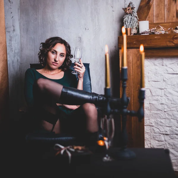 Jeune Belle Femme Dans Une Robe Verte Avec Verre Vin — Photo