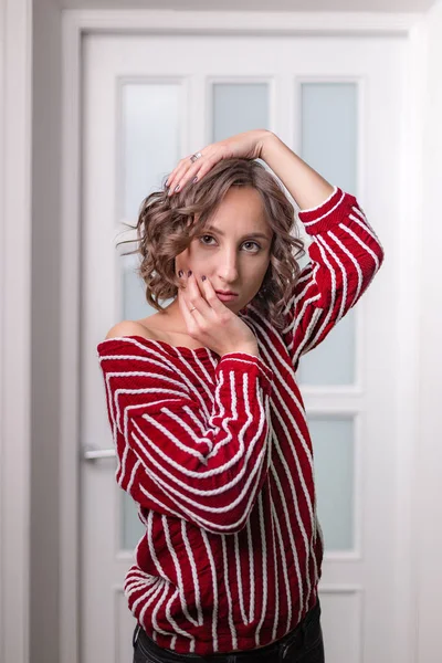 Estilo Vida Retrato Uma Menina Bonita Uma Camisola Vermelha — Fotografia de Stock