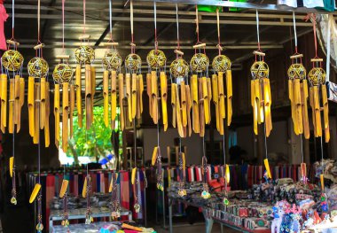 Satılık Vietnam kuzeybatısında Lac turizm köyde ziyaretçilere astı Vietnamca tipik görüntüleri ile el sanatları.