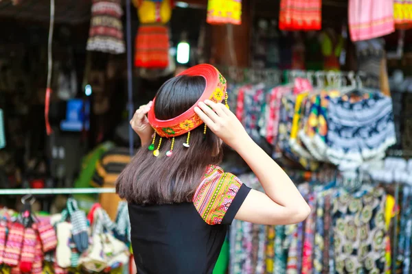 Mai Chau, Vietnam - 4 novembre 2017: le donne di minoranza etnica di H'mong alle sue spalle, Mai Chau, Hoa Binh, Vietnam — Foto Stock