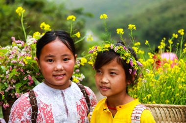 Dong Van, Ha Giang, Vietnam, 14 Kasım 2017: Hagiang, Vietnam kolza tohumu çiçek sepetleri tanımlanamayan etnik azınlık çocuklar. Hagiang Vietnam en kuzeydeki bir ildir