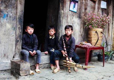 Ha Giang, Vietnam, 14 Kasım 2017: Hmong genç erkekler geleneksel saz, Kuzey Vietnam