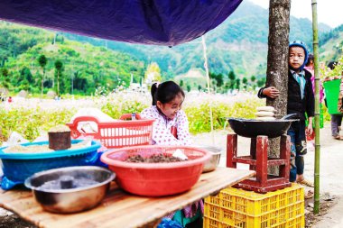 Dong Van, Ha Giang, Vietnam, 14 Kasım 2017: Etnik Hmong Ha Giang, Vietnam çocukları. Ha Giang olduğunu çoğunlukla Hmong canlı ev