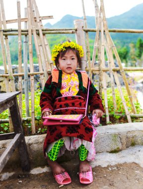 Dong Van, Ha Giang, Vietnam, 14 Kasım 2017: Etnik Hmong Ha Giang, Vietnam çocukları. Ha Giang olduğunu çoğunlukla Hmong canlı ev