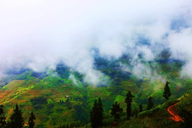 Beyaz bulutlar dağlar kapak Ha Giang, Vietnam için kayalık küresel Geopark