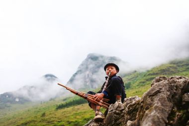 Ha Giang, Vietnam, 14 Kasım 2017: Hmong genç erkekler geleneksel saz, Kuzey Vietnam