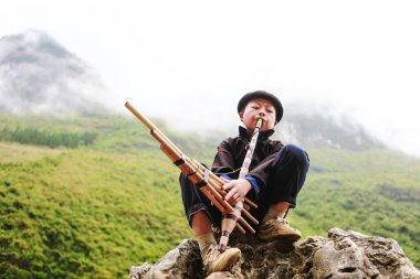 Ha Giang, Vietnam, 14 Kasım 2017: Hmong genç erkekler geleneksel saz, Kuzey Vietnam