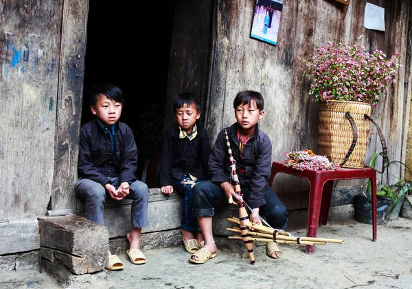 Ha Giang, Vietnam, 14 November 2017: Hmong jonge mannen spelen een traditioneel instrument, Noord-Vietnam — Stockfoto