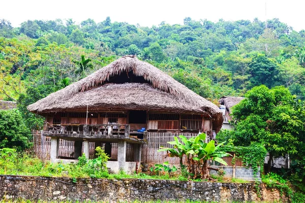 Traditionelles Stelzenhaus dieses charmante Haus Aufenthalt gehört einer lokalen tay Familie — Stockfoto
