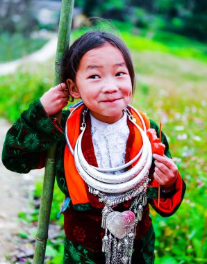 Dong Van, Ha Giang, Vietnam, 18 Kasım 2017: gülümseyen Dong Van bölgesi, Ha Giang il, Vietnam kuzeybatısında Vietnamca Hmong çocuk kız.