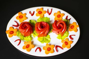 Taze biber ve domates Havuç çiçek üzerine dilimlenmiş