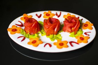 Taze biber ve domates Havuç çiçek üzerine dilimlenmiş