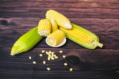 Tahta masadaki koçanlarda taze mısır, yakın plan, üst manzara.