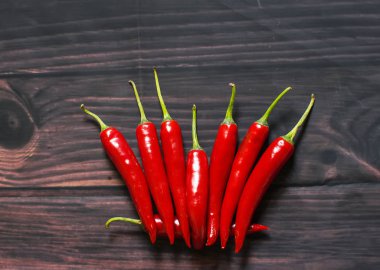 Ahşap arka plan üzerinde taze, olgun biber Close-Up