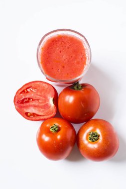 Beyaz arka plan üzerinde izole taze domates suyu