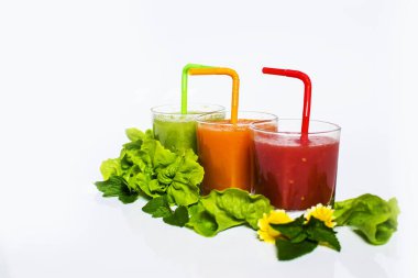 Bir bardak beyaz arka plan üzerinde izole sağlıklı domates ve havuç güler yüzlü