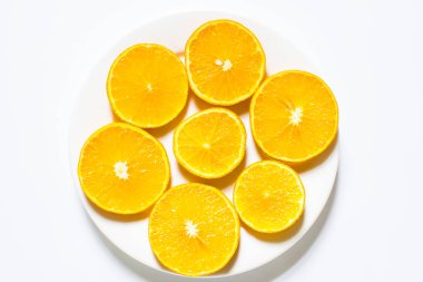 Beyaz arka plan üzerinde izole portakal dilimleri. Üstten Görünüm;