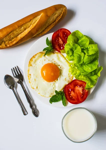 Frühstück Mit Brot Spiegeleiern Milch Und Gemüse Und Gebratenen Tomatenstücken — Stockfoto