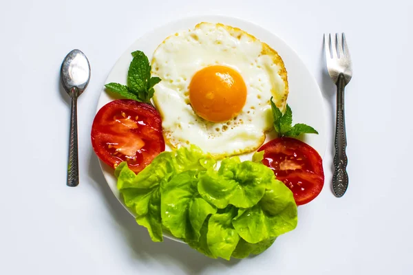 Desayuno Con Pan Huevos Fritos Leche Verduras Trozos Tomate Frito —  Fotos de Stock